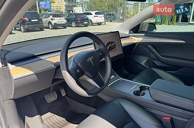 Седан Tesla Model 3 2023 в Чернівцях