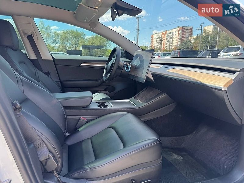 Седан Tesla Model 3 2023 в Чернівцях