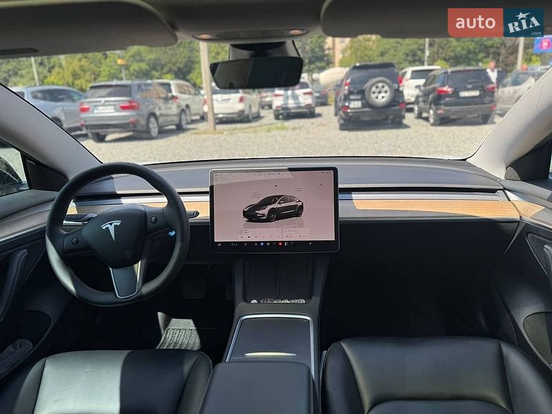 Седан Tesla Model 3 2023 в Чернівцях