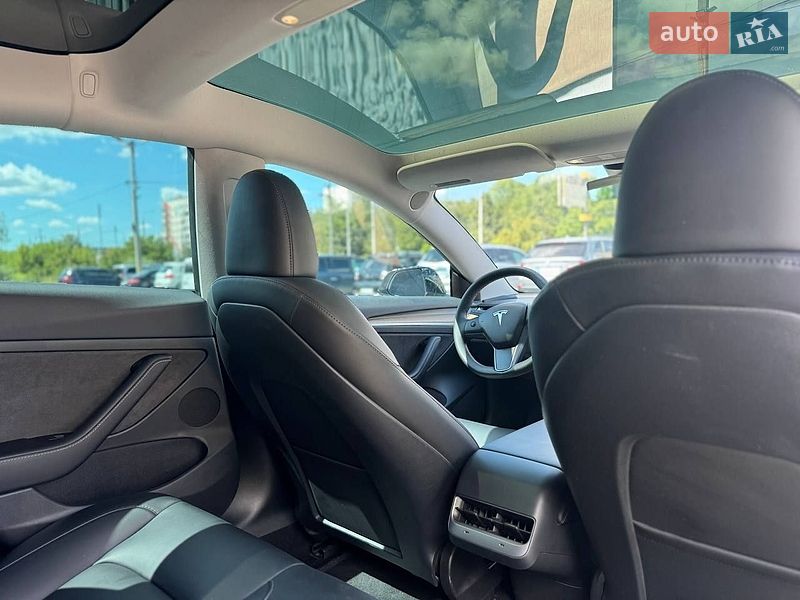 Седан Tesla Model 3 2023 в Чернівцях