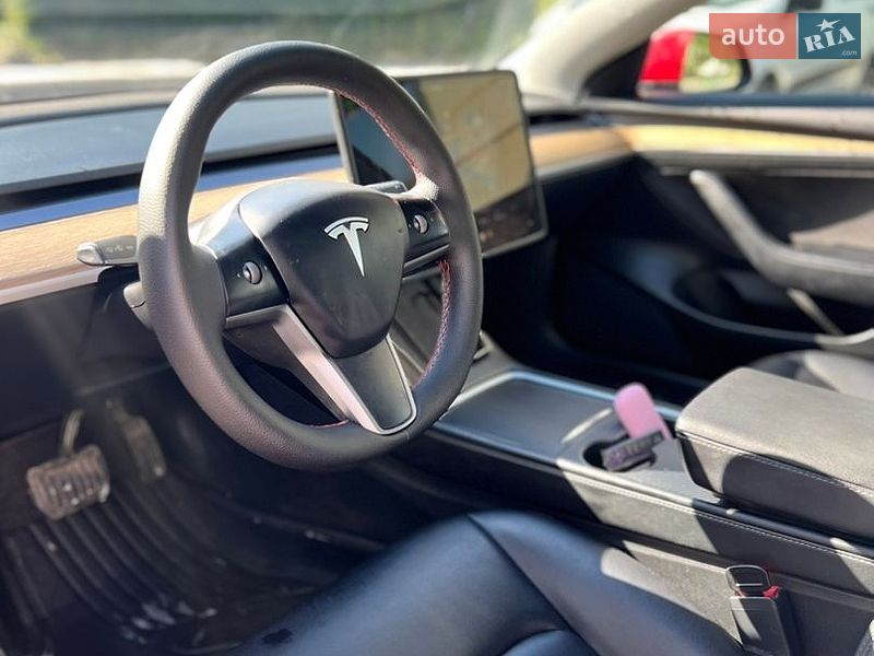 Седан Tesla Model 3 2022 в Чернівцях
