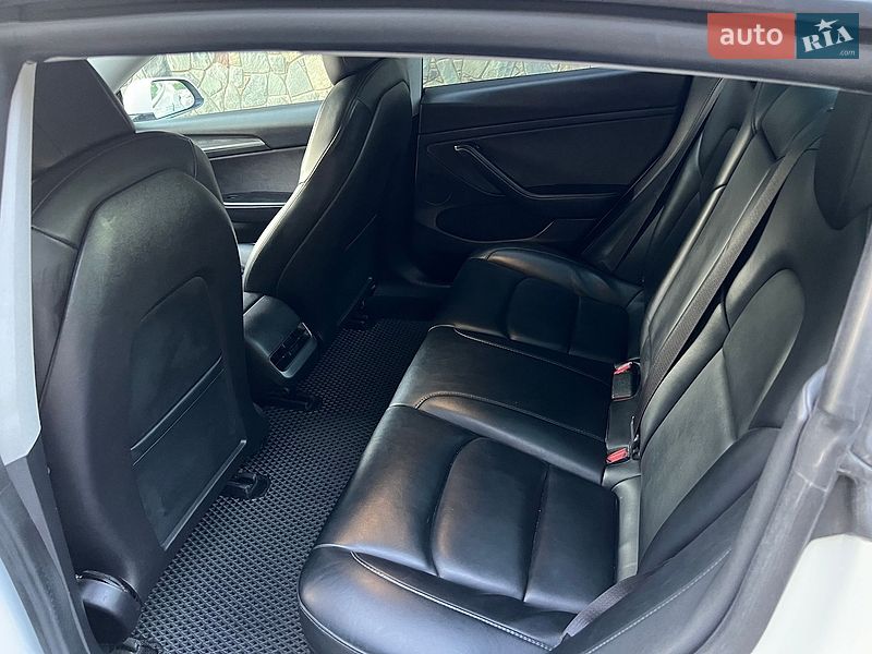 Седан Tesla Model 3 2021 в Львове