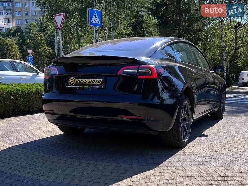 Седан Tesla Model 3 2018 в Львове