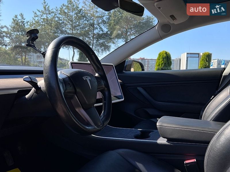 Седан Tesla Model 3 2018 в Львове