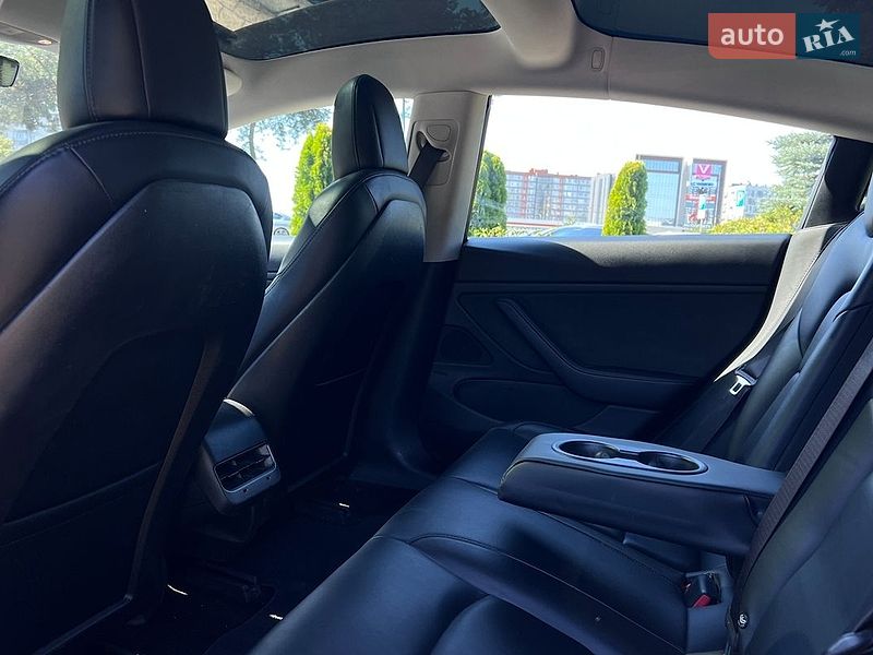 Седан Tesla Model 3 2018 в Львове