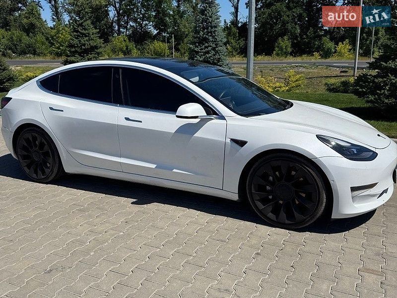 Tesla Model 3, фото з оголошення