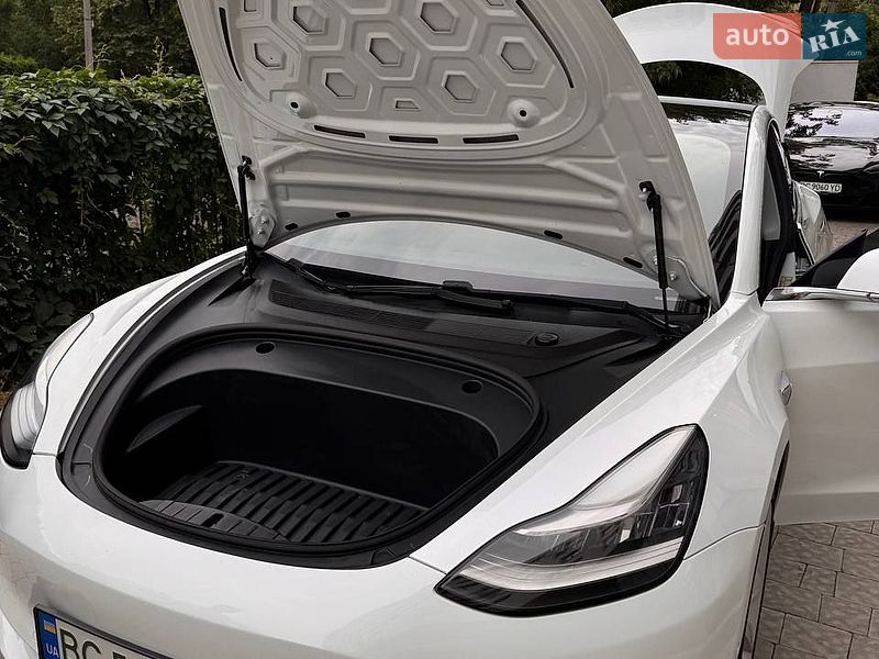 Седан Tesla Model 3 2020 в Львове