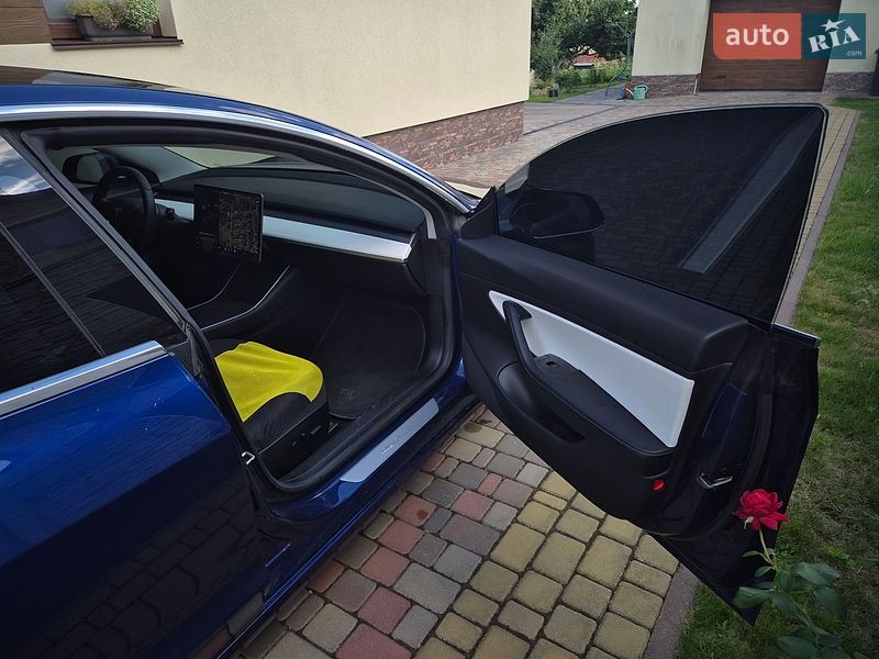 Седан Tesla Model 3 2019 в Ровно