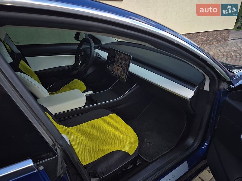Седан Tesla Model 3 2019 в Ровно