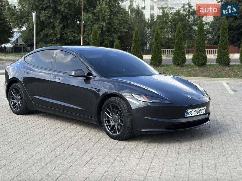 Седан Tesla Model 3 2024 в Ивано-Франковске