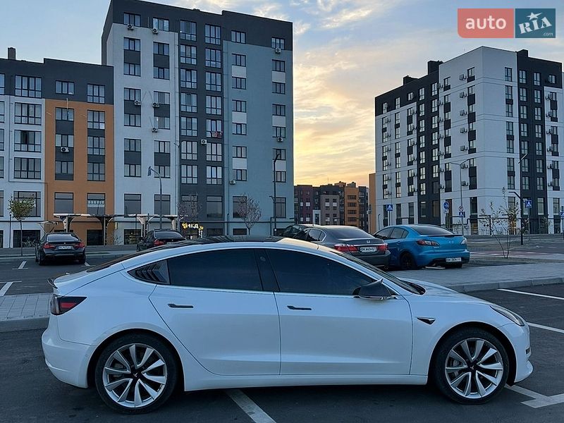 Седан Tesla Model 3 2019 в Ровно