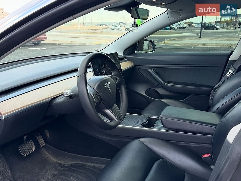 Седан Tesla Model 3 2019 в Ровно