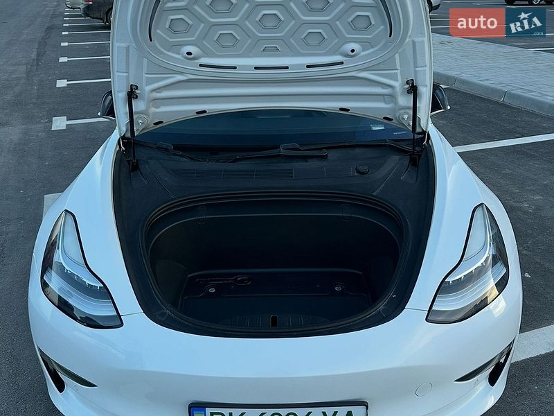Седан Tesla Model 3 2019 в Ровно