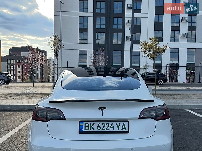 Седан Tesla Model 3 2019 в Ровно