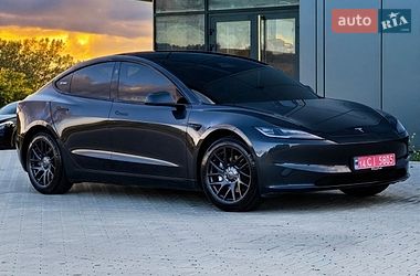 Седан Tesla Model 3 2025 в Черновцах