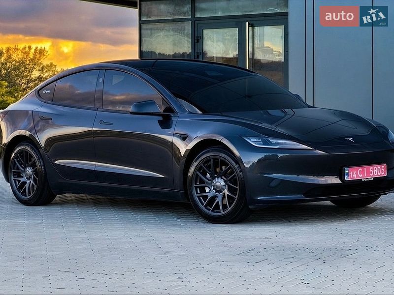 Седан Tesla Model 3 2025 в Черновцах