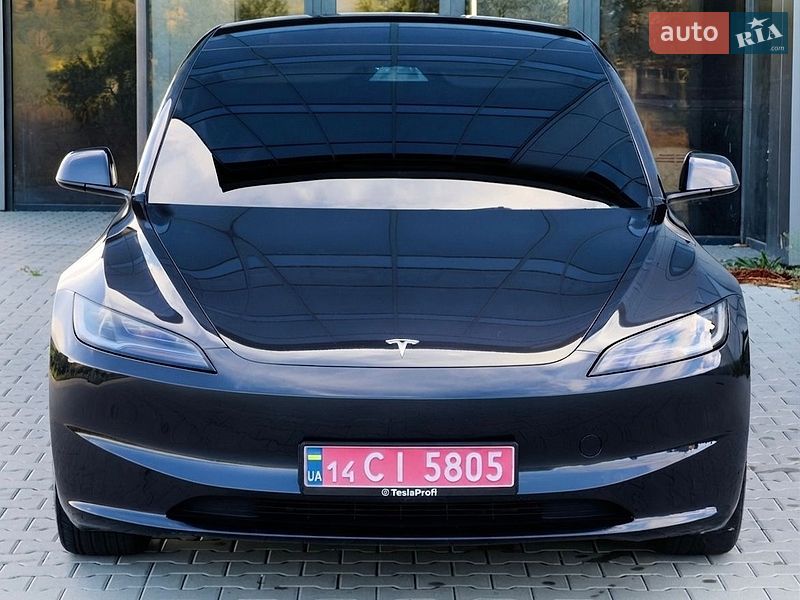 Седан Tesla Model 3 2025 в Черновцах