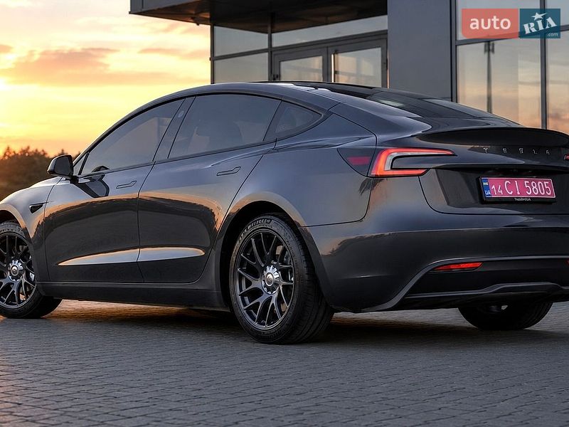Седан Tesla Model 3 2025 в Черновцах