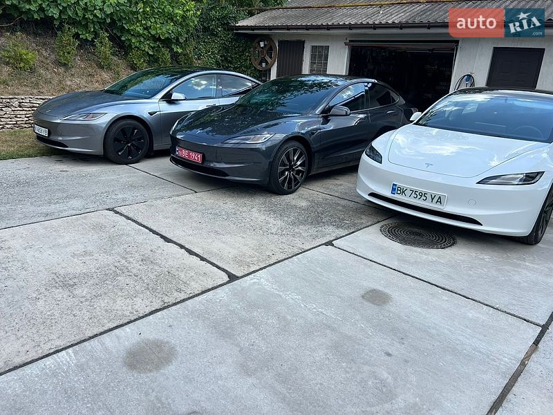 Седан Tesla Model 3 2024 в Ровно