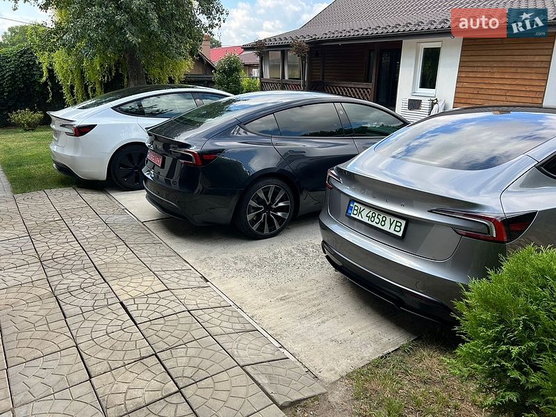 Седан Tesla Model 3 2024 в Ровно