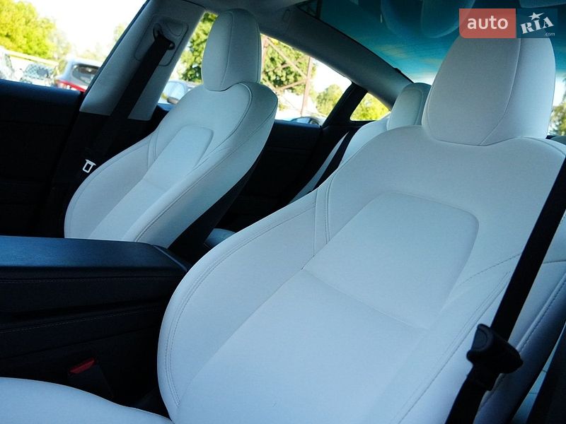 Седан Tesla Model 3 2024 в Дрогобичі