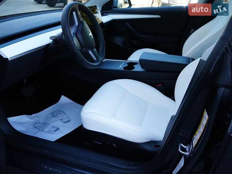 Седан Tesla Model 3 2024 в Дрогобичі