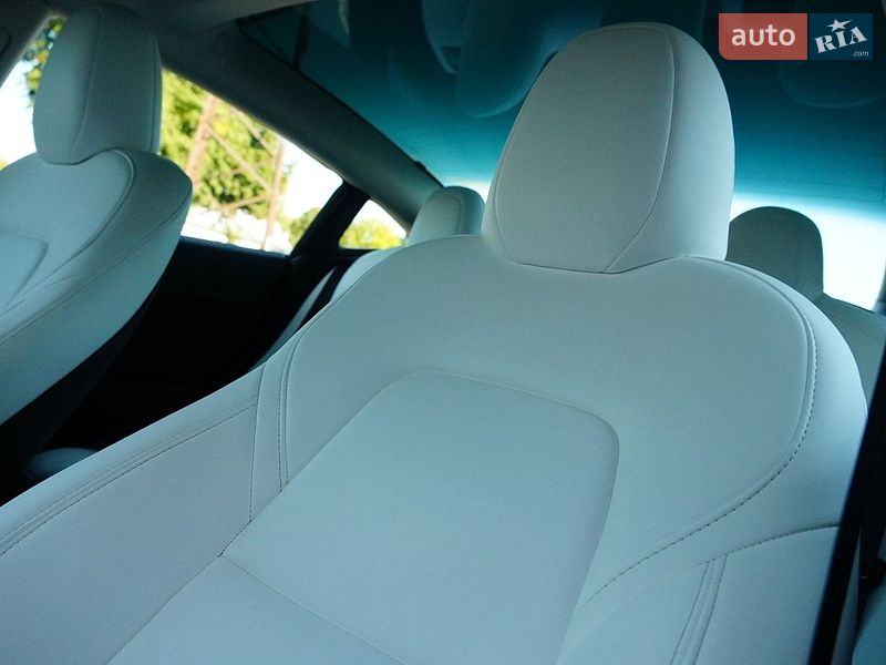 Седан Tesla Model 3 2024 в Дрогобичі
