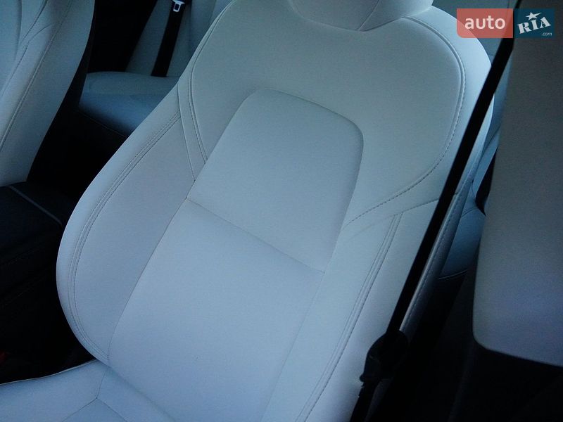 Седан Tesla Model 3 2024 в Дрогобичі