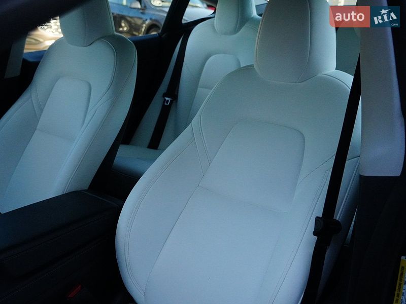 Седан Tesla Model 3 2024 в Дрогобичі