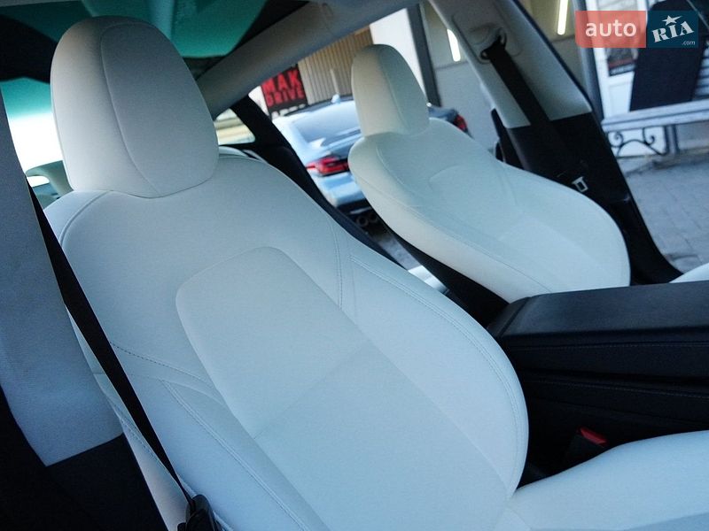 Седан Tesla Model 3 2024 в Дрогобичі