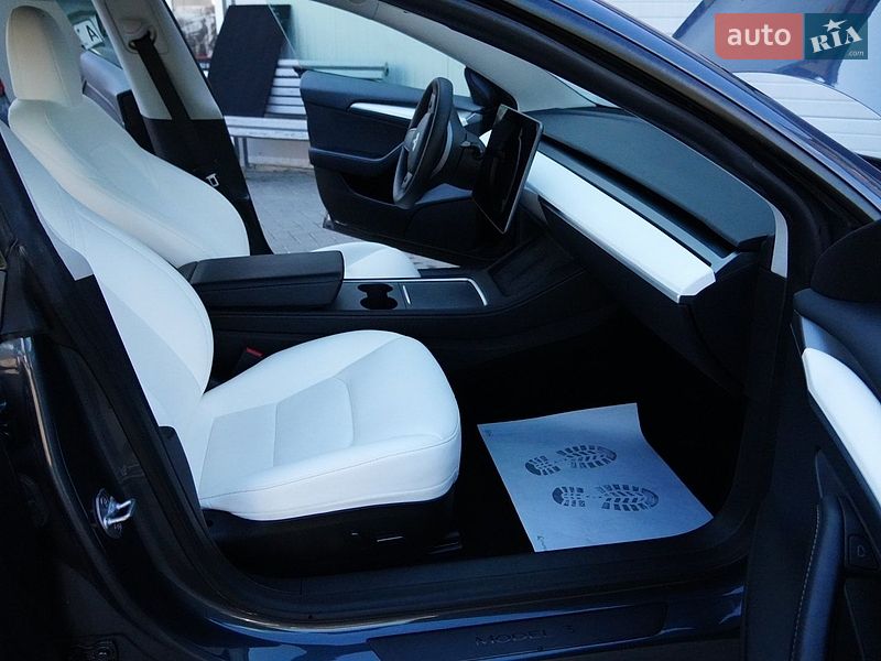 Седан Tesla Model 3 2024 в Дрогобичі