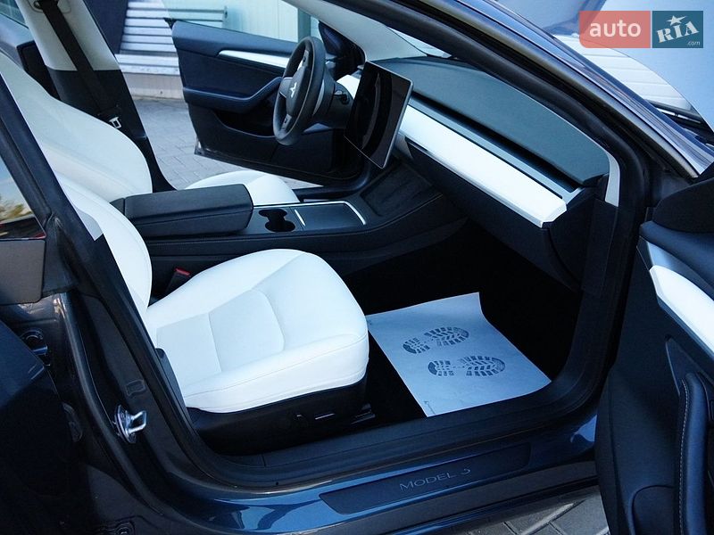 Седан Tesla Model 3 2024 в Дрогобичі