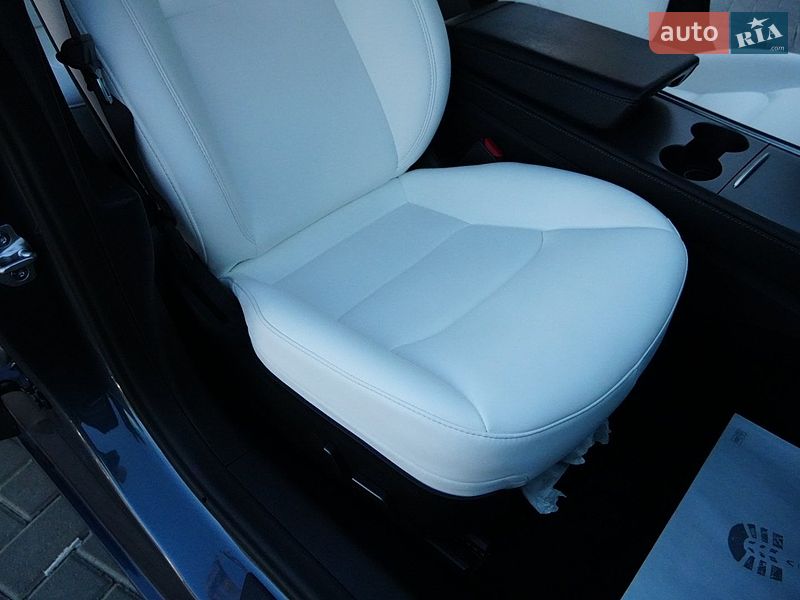 Седан Tesla Model 3 2024 в Дрогобичі
