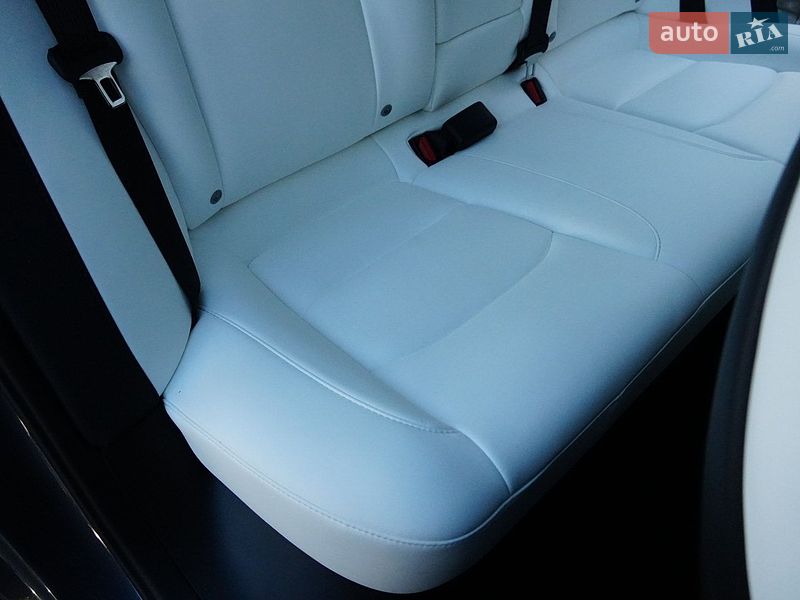 Седан Tesla Model 3 2024 в Дрогобичі