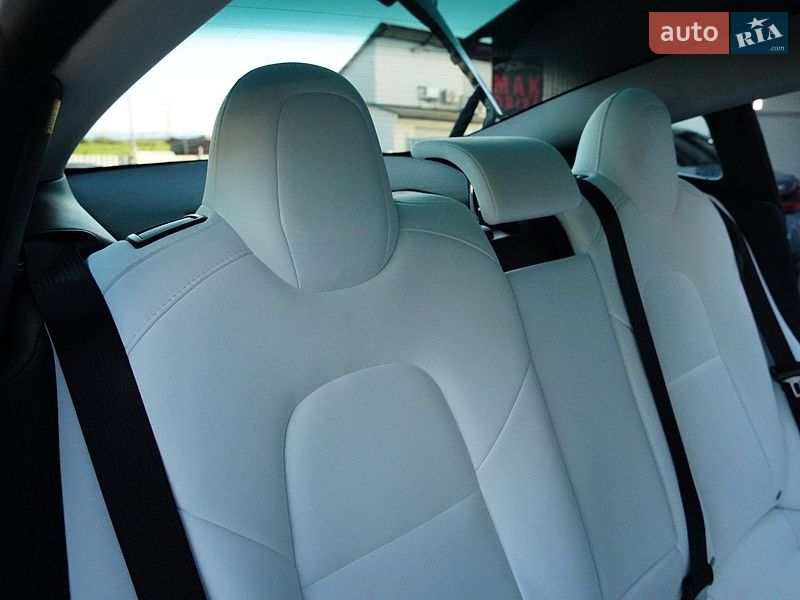 Седан Tesla Model 3 2024 в Дрогобичі