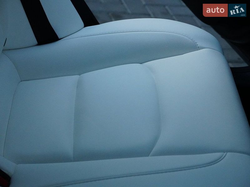 Седан Tesla Model 3 2024 в Дрогобичі