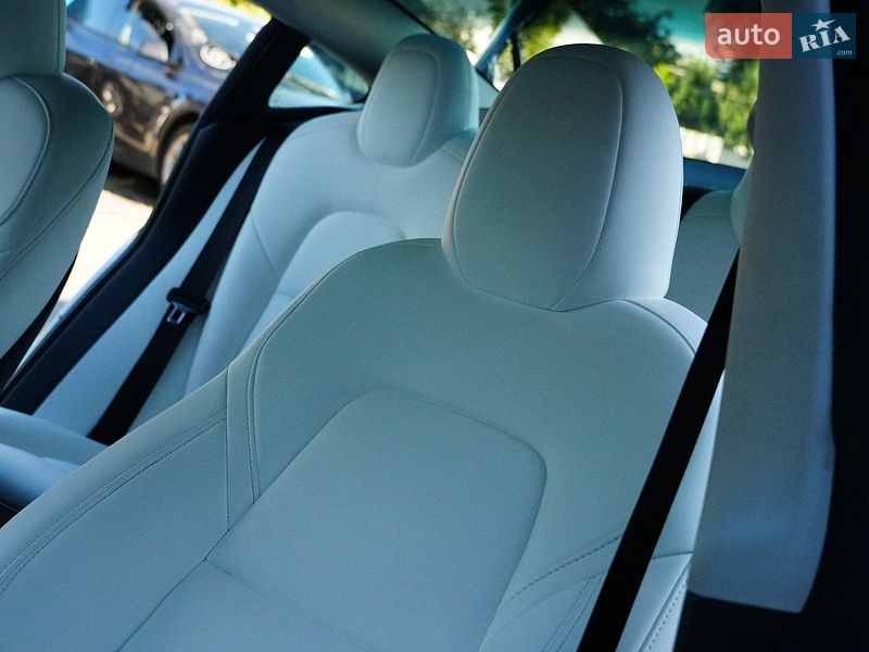 Седан Tesla Model 3 2024 в Дрогобичі