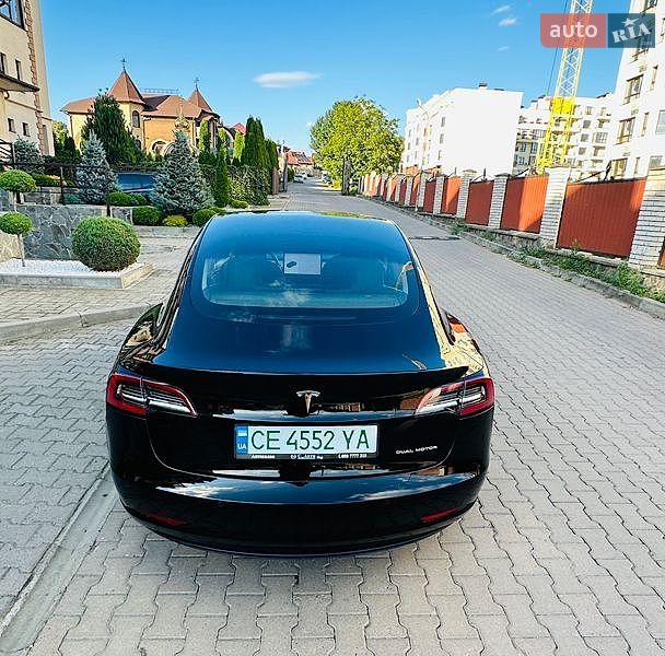 Седан Tesla Model 3 2019 в Черновцах