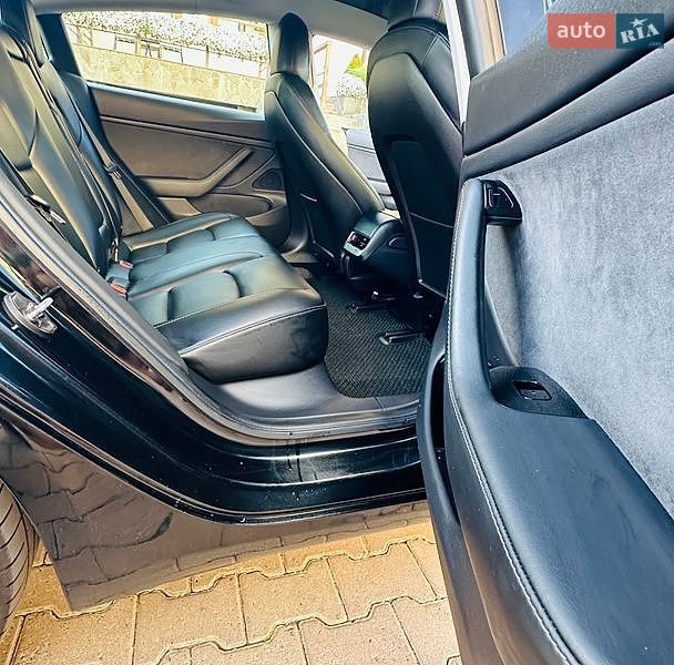 Седан Tesla Model 3 2019 в Черновцах