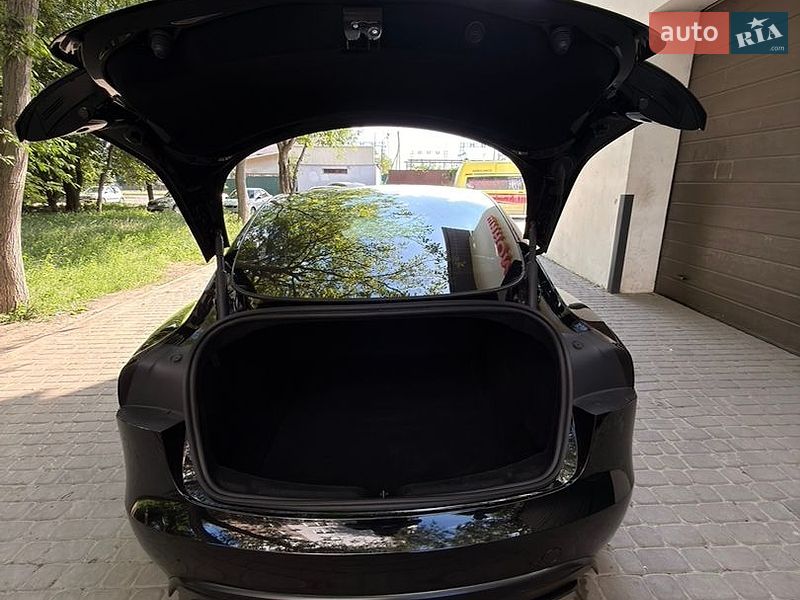 Седан Tesla Model 3 2024 в Черкассах