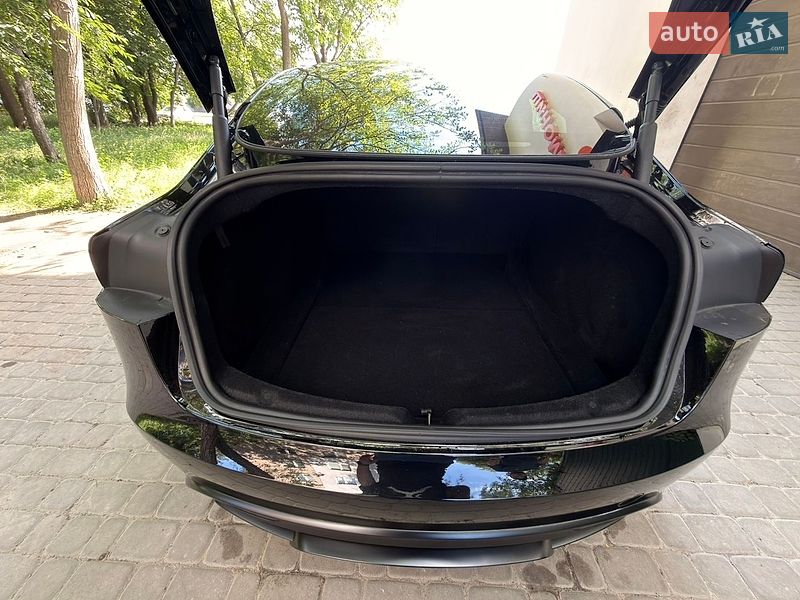 Седан Tesla Model 3 2024 в Черкассах