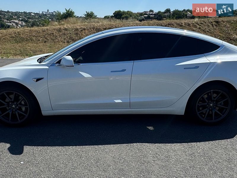 Седан Tesla Model 3 2019 в Тальном