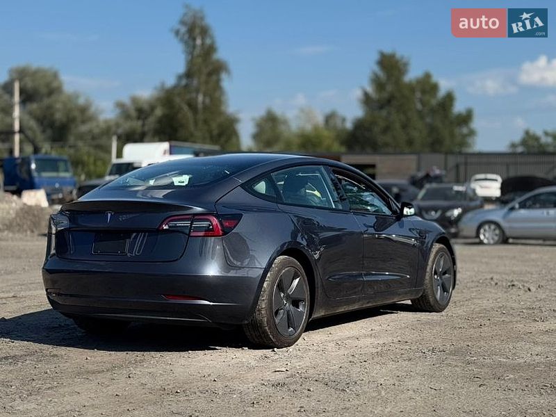 Седан Tesla Model 3 2022 в Бурштині