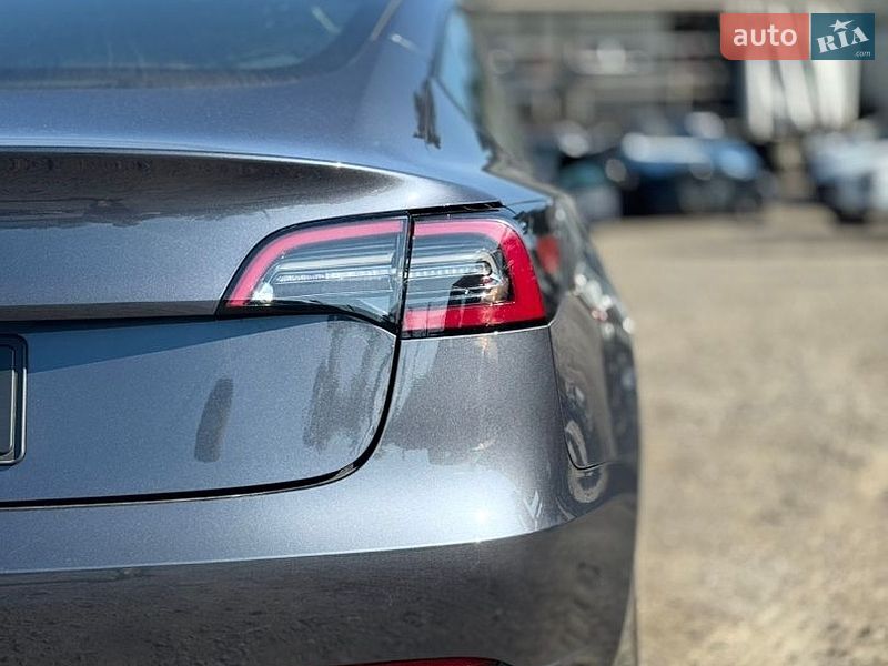 Седан Tesla Model 3 2022 в Бурштині