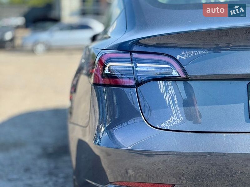 Седан Tesla Model 3 2022 в Бурштині