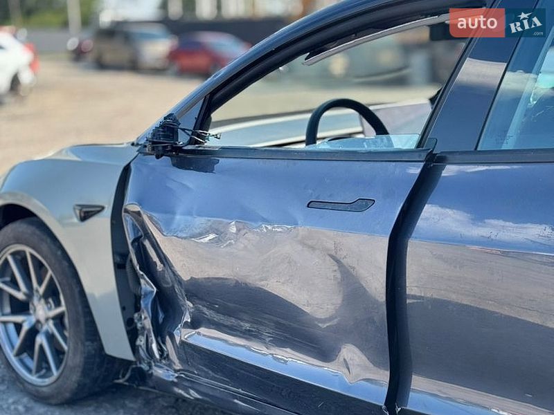 Седан Tesla Model 3 2022 в Бурштині