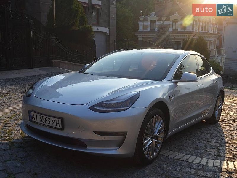 Седан Tesla Model 3 2018 в Львове
