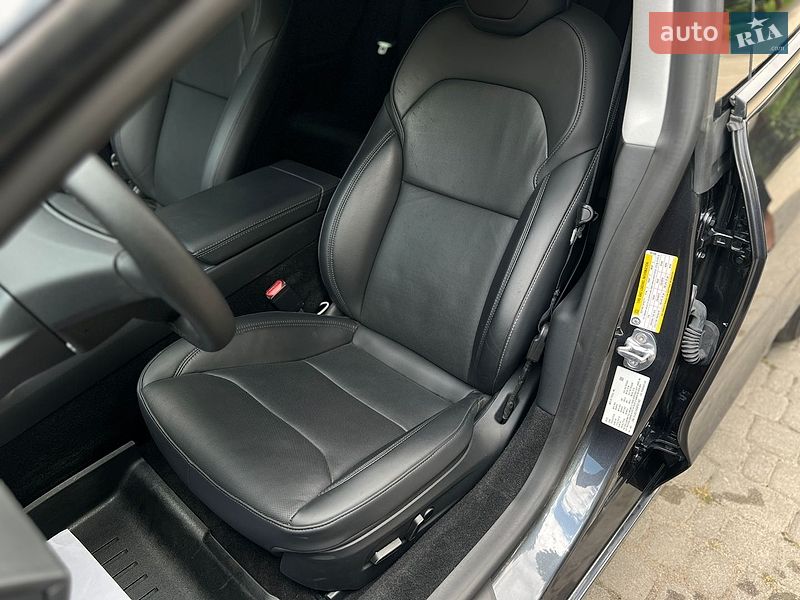 Седан Tesla Model 3 2025 в Самборі