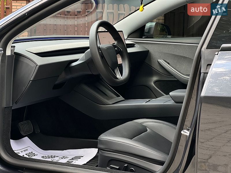 Седан Tesla Model 3 2025 в Самборі
