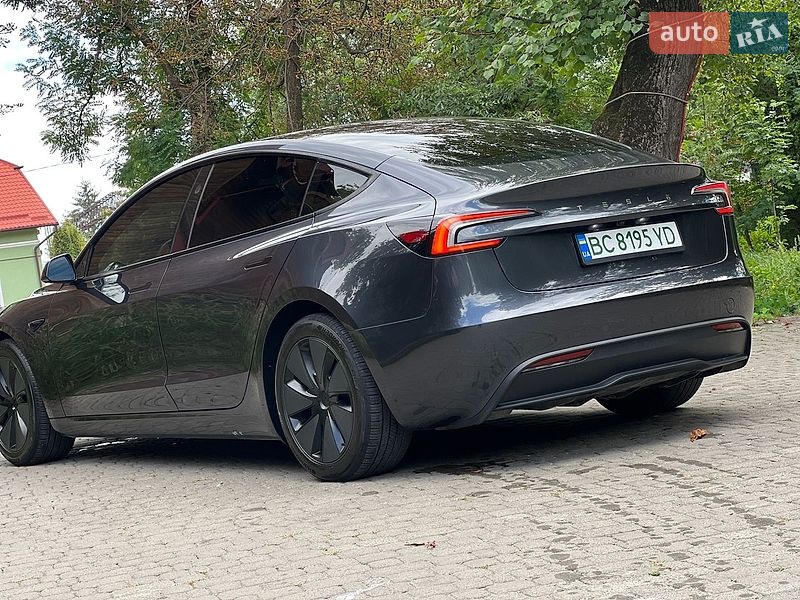 Седан Tesla Model 3 2025 в Самборі